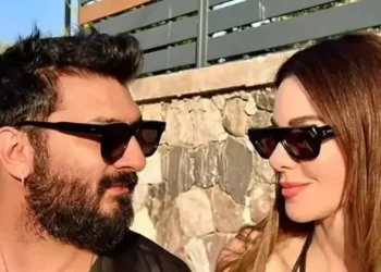 Defne Samyeli’nin sevgilisi Zeynep Bastık’ı kucağına aldı