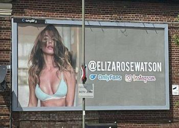 Ünlü model Eliza Rose Watson, OnlyFans hesabı için sokak ortasına ilan verdi