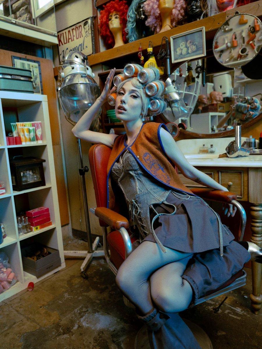 'Çapkın Kız' Güneş, klasik esere 'Ayna' tutuyor 4 guness1 'Çapkın Kız' Güneş, klasik esere 'Ayna' tutuyor
