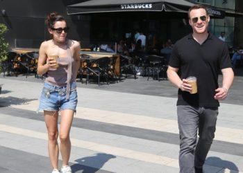 Kerem Bursin ile Hafsanur Sancaktutan’dan set arası kahve molası