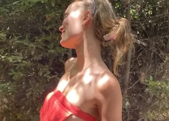 Lily-Rose Depp iç çamaşırsız pozuyla beğeni topladı