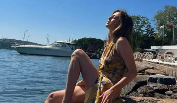 Melis Sezen’den havuz başından seksi paylaşım