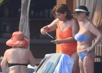 79 yaşındaki Nebahat Çehre bikiniyle görüntülendi