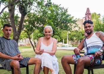 Özlem Mekik’ten bahçesinde dostlarına barbekü partisi