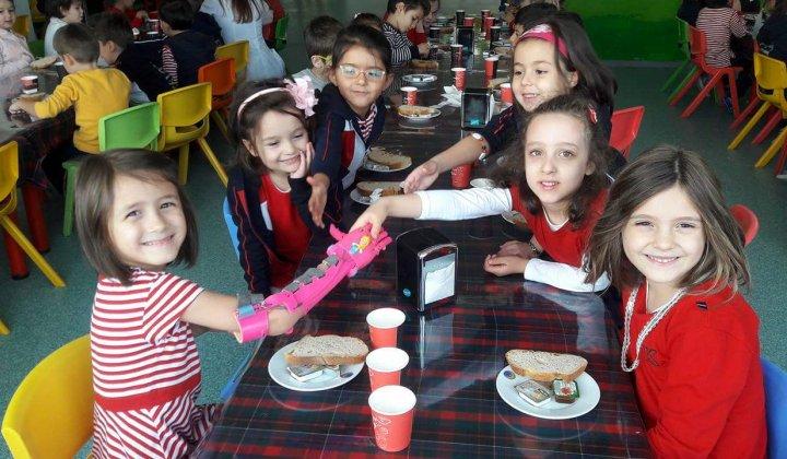 Dayanışma Sahnesi konseri gelirlerinin bir kısmı, Robotel Derneği’ne bağış olarak aktarıldı