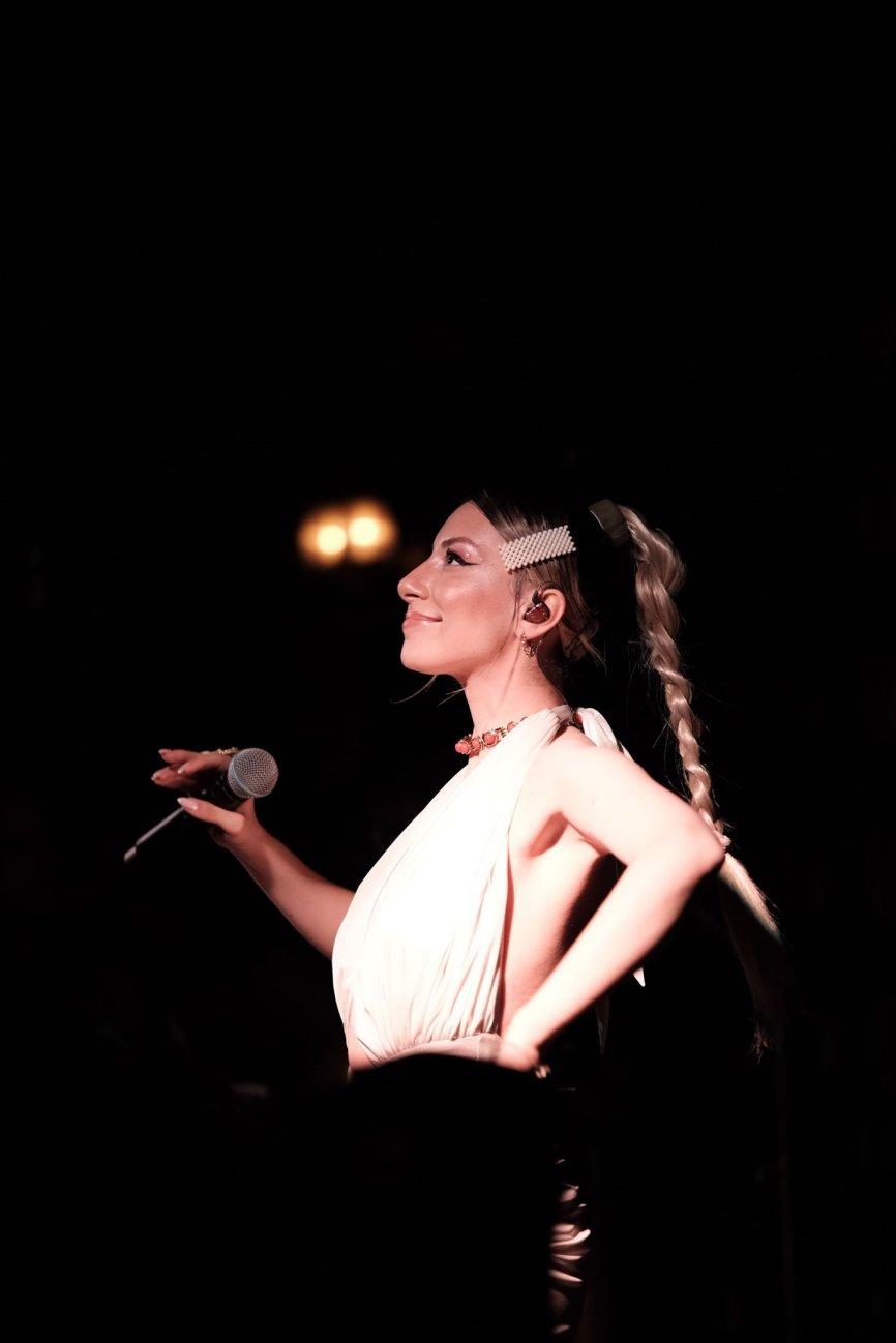 Sera Tübek, 'Kaç Kovalan' isimli single'ıyla sevenleriyle buluşuyor 3 sera tubek1 Sera Tübek, 'Kaç Kovalan' isimli single'ıyla sevenleriyle buluşuyor