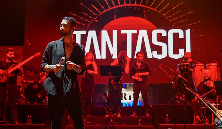 Tan Taşçı şarkıları ve performansıyla Girne'yi salladı 2 Tan Taşçı şarkıları ve performansıyla Girne’yi salladı