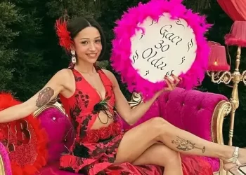 Zeynep Bastık yeni yaşını dostlarıyla kutladı