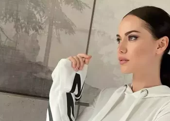 Fahriye Evcen’den kot bikinisiyle tekne pozları