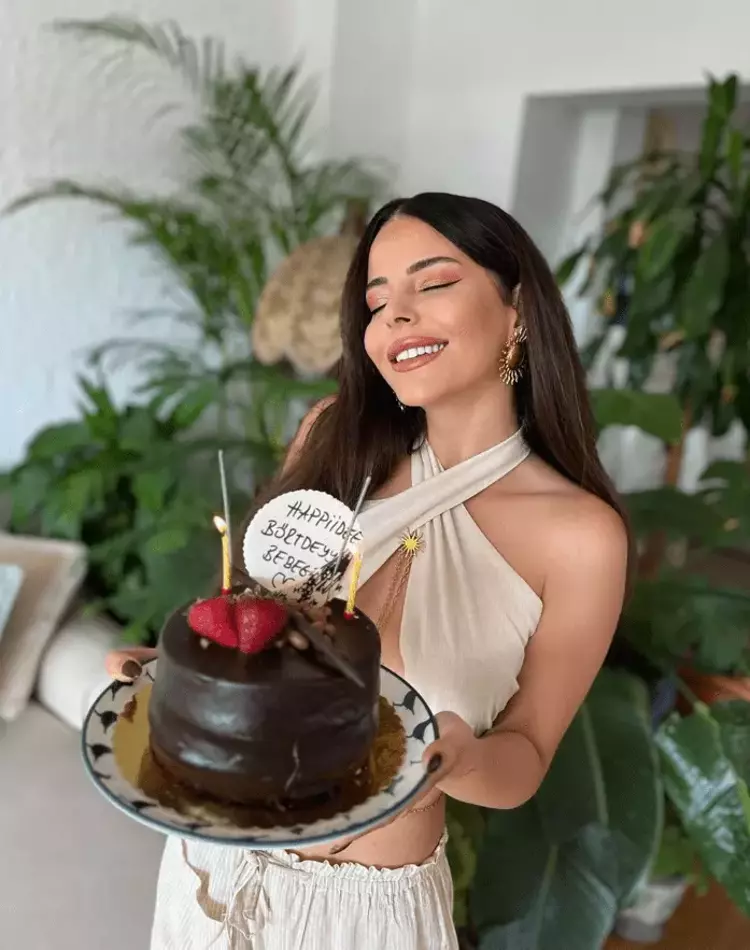 Simge Sağın'a doğum günü sürprizi 3 64d47463e4bfdd1bf8e616c8 Simge Sağın'a doğum günü sürprizi