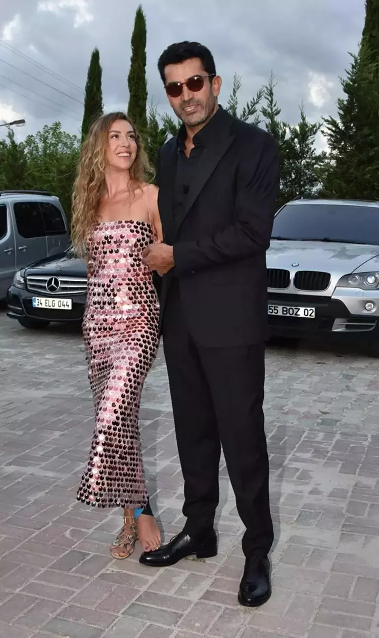 Ayağı sargılı Sinem Kobal sevenlerini korkuttu 4 64d9d521e4bfdc1264d78768 Ayağı sargılı Sinem Kobal sevenlerini korkuttu