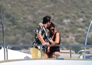 Işın Karaca ve Can Yapıcıoğlu’nun denizde romantik anları