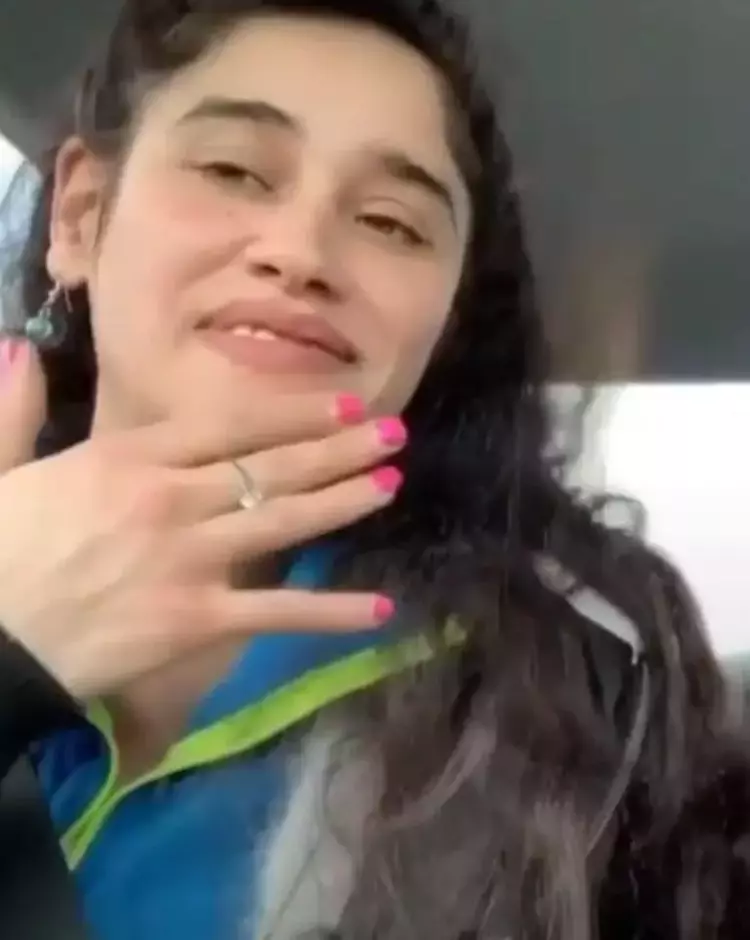 Meltem Miraloğlu'ndan tektaşlı poz 3 64e6f14ee4bfdc1590bfd549 Meltem Miraloğlu'ndan tektaşlı poz