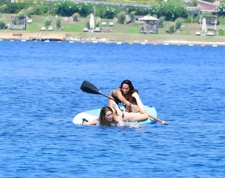 Yasemin Yürük ve Ecem Ayşim'in eğlenceli kürek sörfü 4 64e9a92ee4bfdc0944bfa397 Yasemin Yürük ve Ecem Ayşim'in eğlenceli kürek sörfü