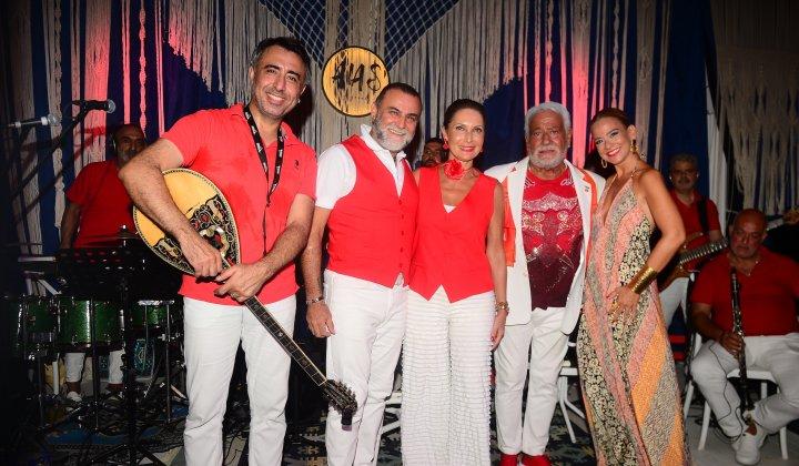Fedon ve orkestrası sahneye kırmızı beyaz renklerle çıktı