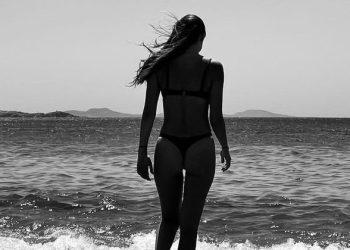 Afra Saraçoğlu tanga bikinisiyle sosyal medyayı salladı