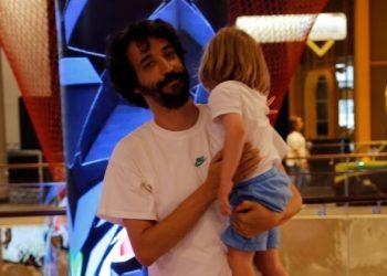 Oyuncu senarist ve yönetmen Caner Özyurtlu oğluyla baş başa eğlence turunda