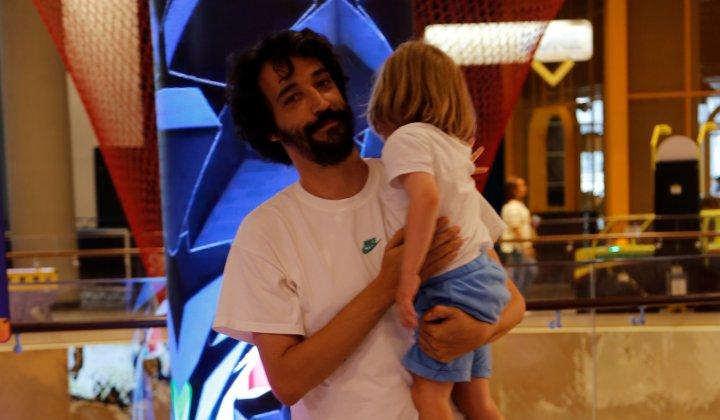 Oyuncu senarist ve yönetmen Caner Özyurtlu oğluyla baş başa eğlence turunda 1 Oyuncu senarist ve yönetmen Caner Özyurtlu oğluyla baş başa eğlence turunda