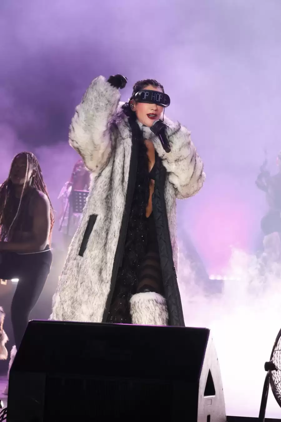 Photoshop’u fazla kaçıran Hande Yener’e ‘temel reis’ benzetmesi