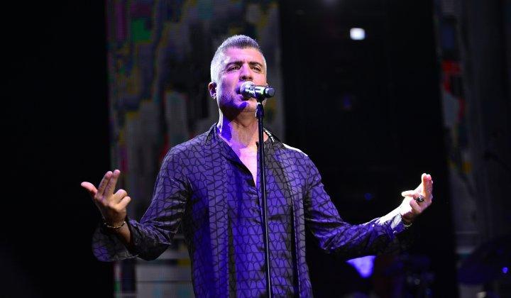 Özcan Deniz, Orhan Gencebay’ın doğum gününü sahneden kutladı