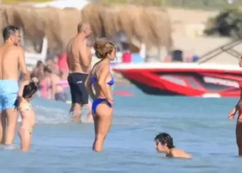 Sarp Apak eşi ve çocuğuyla tatil için Çeşme’yi tercih etti