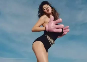 Selena Gomez mayolu pozuyla eleştirilere meydan okudu