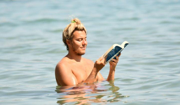 Genç popçu Tunacan Tuna da tatil için Azka’yı tercih etti