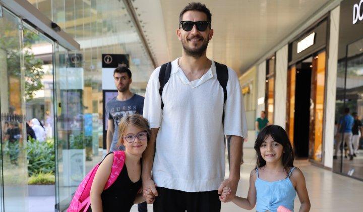 Uraz Kaygılaroğlu kızı Ada ile Avm turunda