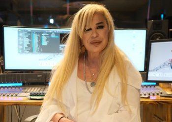 Zerrin Özer’den ‘Basit Numaralar’