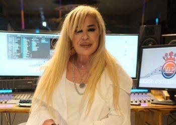 Zerrin Özer, ‘Basit Numaralar’ şarkısıyla zirvede