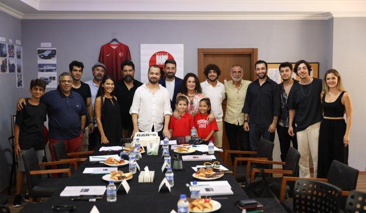 'Hayatla Barış' filminin dev oyuncu kadrosu ile okuma provaları başladı 3 ‘Hayatla Barış’ filminin dev oyuncu kadrosu ile okuma provaları başladı