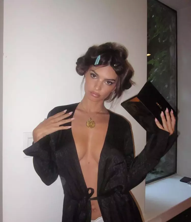 Emrata iç çamaşırsız paylaşımıyla yine nefes kesti 7 64f9d4afe4bfdd1d609e8082 Emrata iç çamaşırsız paylaşımıyla yine nefes kesti