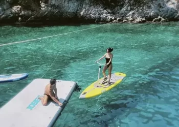 Simge Sağın yorgunluğunu mavi tur ile atıyor