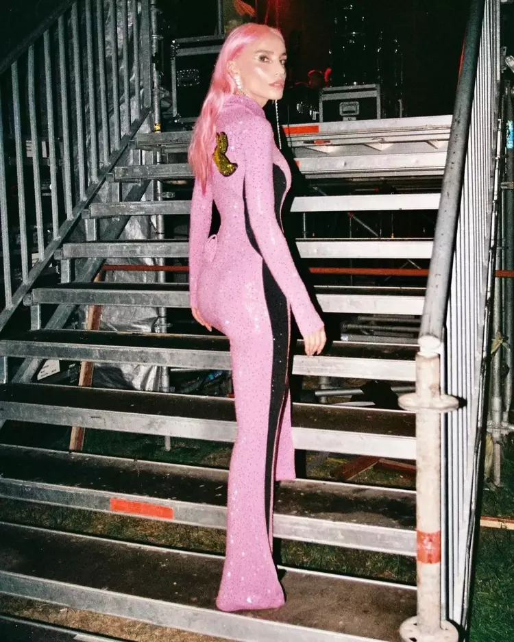 Gülşen aşırı Barbie'li sahne tarzıyla sosyal medyayı salladı 6 65017663e4bfdd1320f437a9 Gülşen aşırı Barbie'li sahne tarzıyla sosyal medyayı salladı