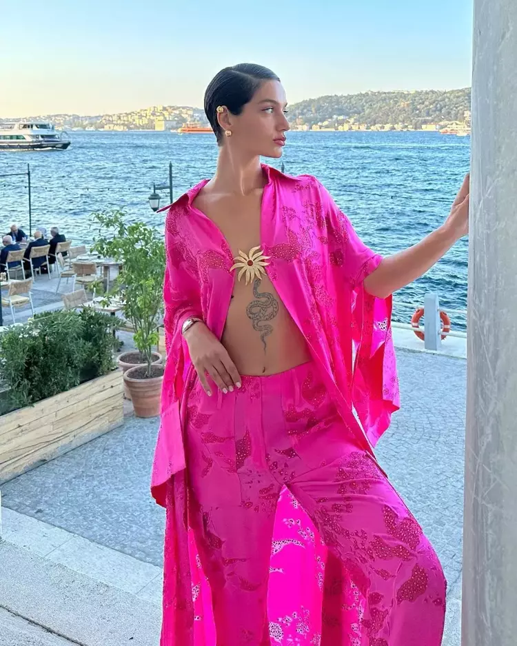 Gülcan Arslan derin dekolteli seksi elbisesiyle düğünün ilgi odağı oldu 7 6507e250e4bfdc0ea8923f03 Gülcan Arslan derin dekolteli seksi elbisesiyle düğünün ilgi odağı oldu