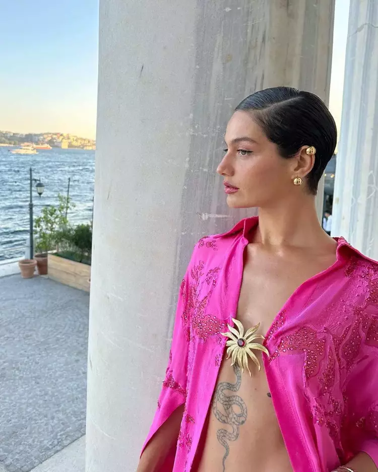 6507e250e4bfdc0ea8923f06 Gülcan Arslan derin dekolteli seksi elbisesiyle düğünün ilgi odağı oldu