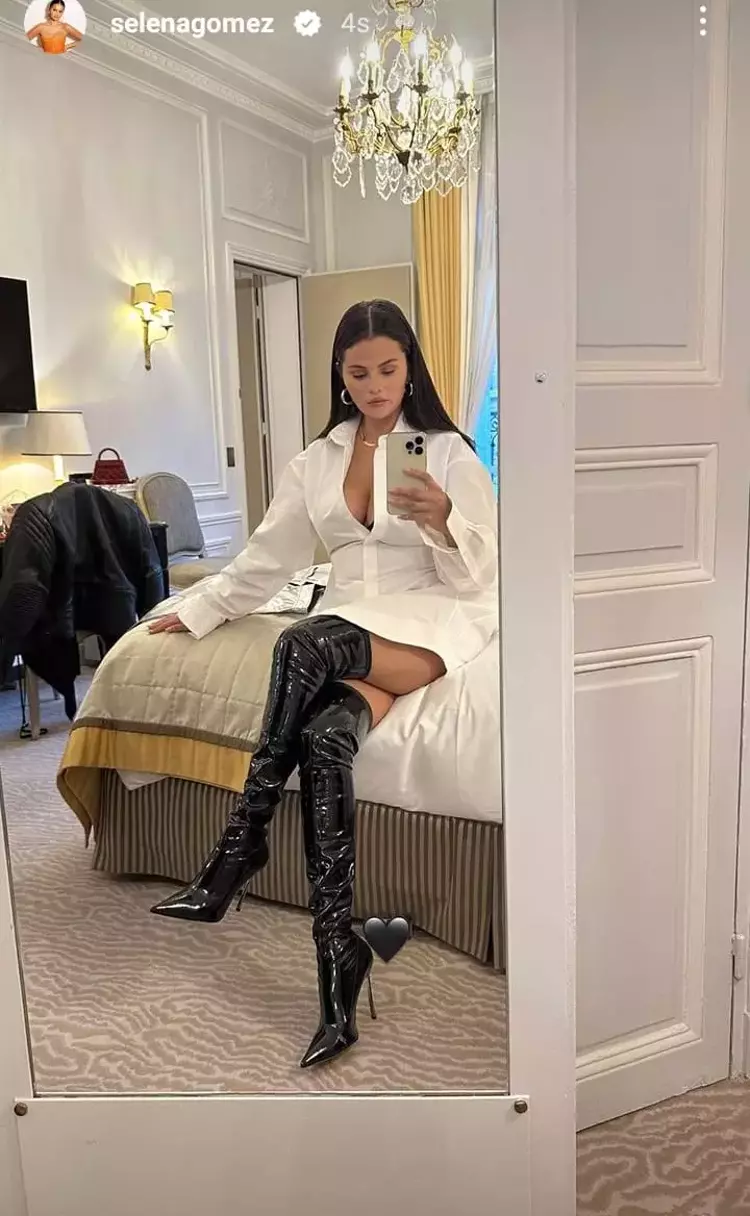 65128d8ae4bfdc10a49d84c6 Selena Gomez'den yatak odası paylaşımı