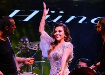 Aslı Hünel, Cam Festivali’ne 10 kiloluk cam kostüm giydi