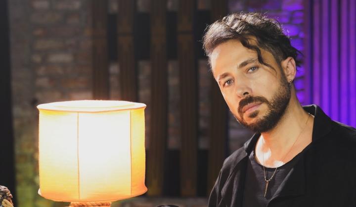 Bahadır Tatlıöz, ‘Ceviz Ağacı’nın akustik versiyonuyla karşımızda