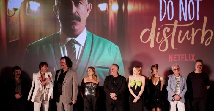 Cem Yılmaz’dan Do Not Disturb’un galasında kahkaha tufanı