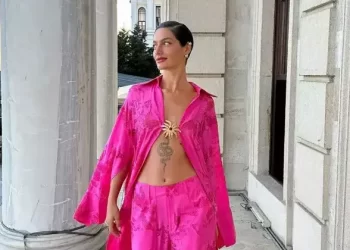 Gülcan Arslan derin dekolteli seksi elbisesiyle düğünün ilgi odağı oldu