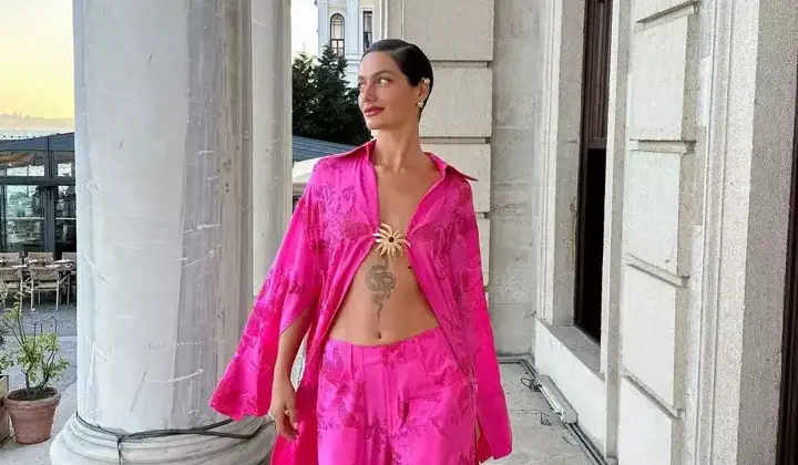Gülcan Arslan derin dekolteli seksi elbisesiyle düğünün ilgi odağı oldu 4 Gülcan Arslan derin dekolteli seksi elbisesiyle düğünün ilgi odağı oldu