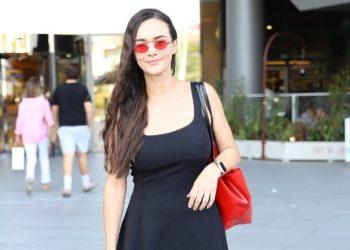 Hande Soral tarz gözlükleriyle dikkat çekti