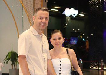 Merve Özbey eşi Kenan Koçak ve kızıyla alışveriş turunda