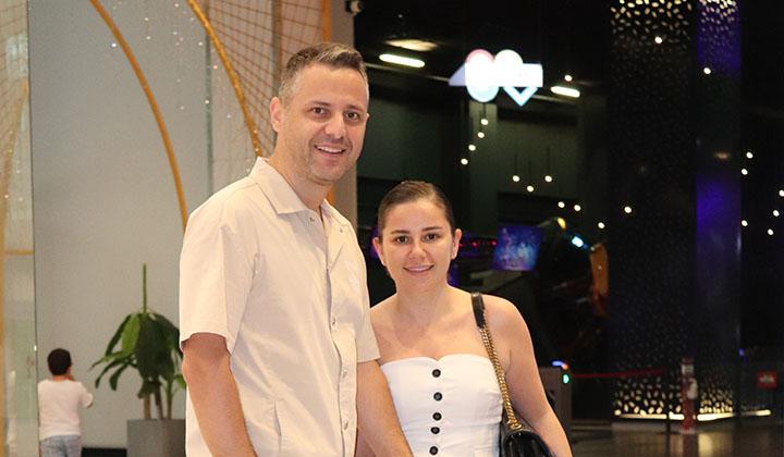 Merve Özbey eşi Kenan Koçak ve kızıyla alışveriş turunda