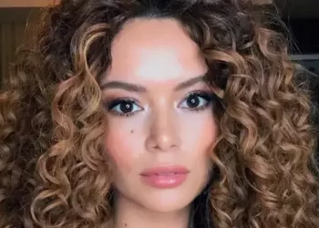 Oyuncu Seray Kaya kıvırcık uzun saçlarına veda etti