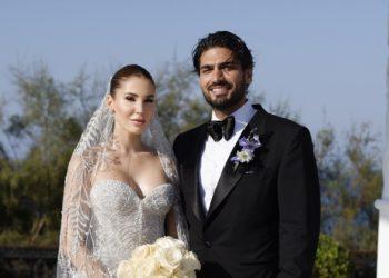 Tibuk Ailesi’nin prensesi Yasemin Tibuk, Mimar Emrecan Bozokalfa ile Kıbrıs Merit Otelleri’nde dillere destan bir düğün ile evlendi