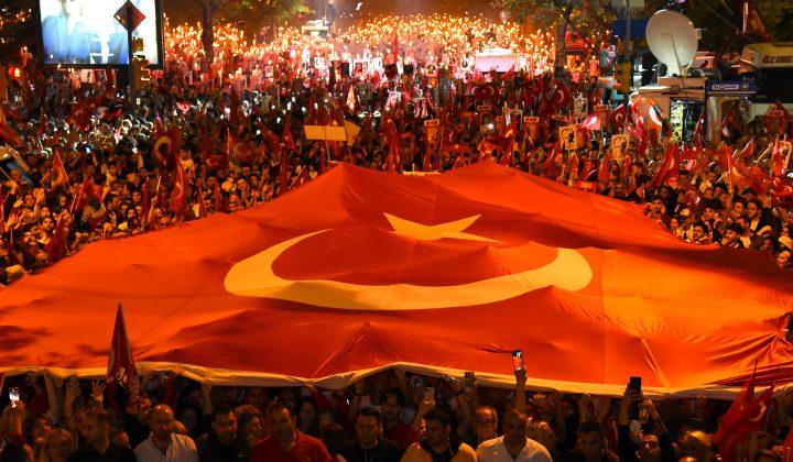 Kadıköy, Cumhuriyet'in 100. yılını yüz binlerce kişiyle kutladı 2 Kadıköy, Cumhuriyet’in 100. yılını yüz binlerce kişiyle kutladı