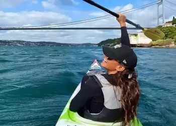 Eda Taşpınar, Boğaz’da kano ile stres attı
