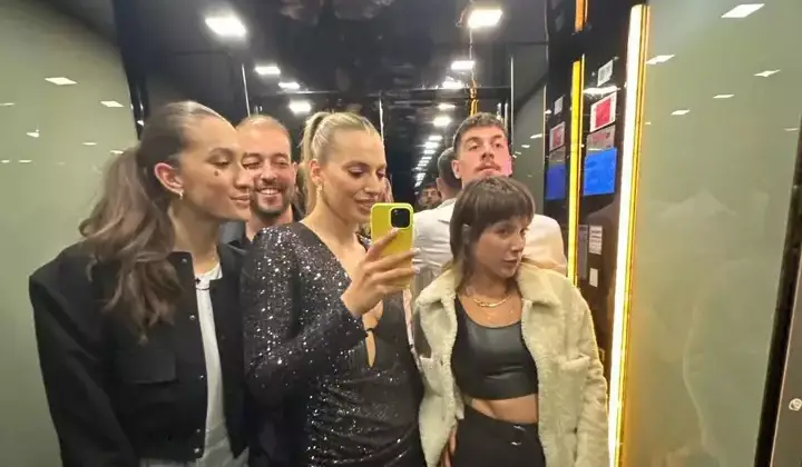 Filenin Sultanlar, Cansu Özbay'ın doğum günü için buluştu 4 Filenin Sultanlar, Cansu Özbay’ın doğum günü için buluştu